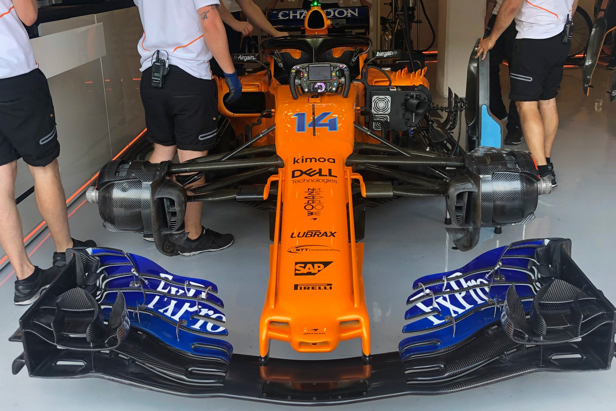 Přední křídlo McLarenu před druhým tréninkem