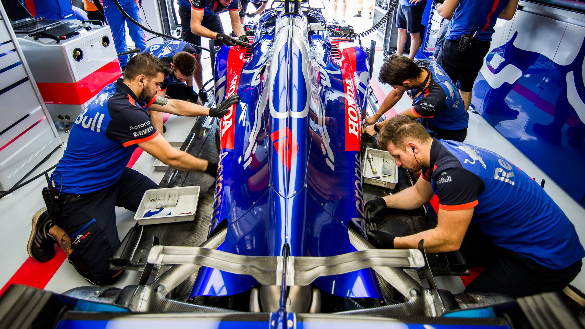 Příprava vozu Toro Rosso na trénink v Maďarsku