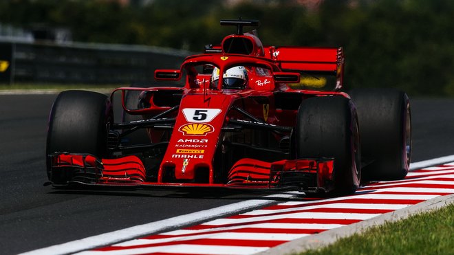Sebastian Vettel s Ferrari SF71H v Maďarsku