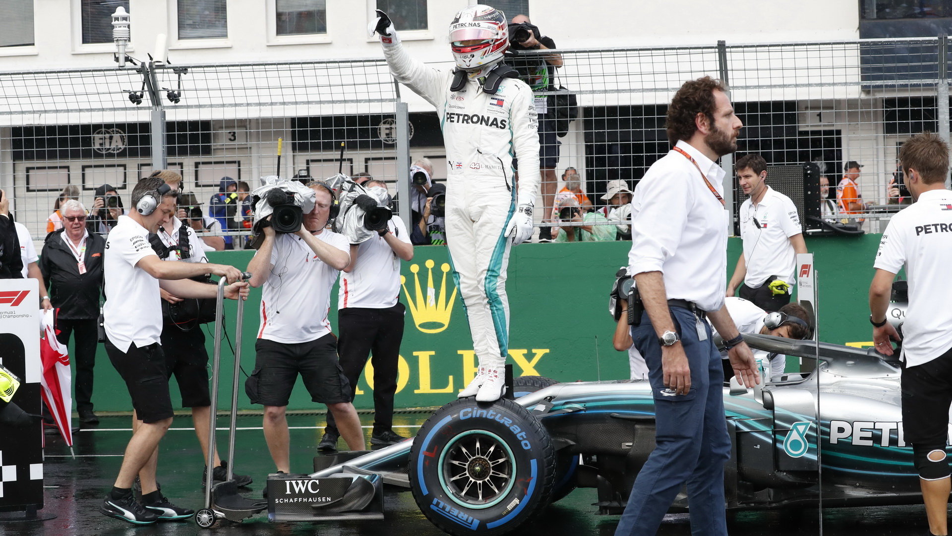 Lewis Hamilton vyhrál za deštivé kvalifikace v Maďarsku