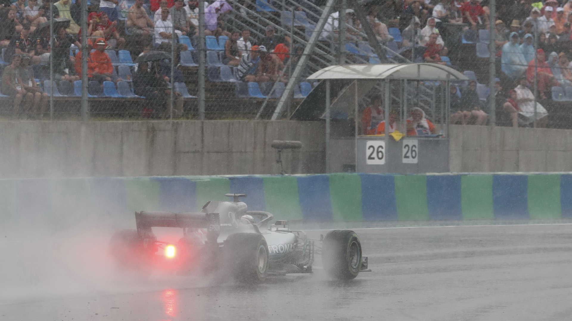 Lewis Hamilton za deštivé kvalifikace v Maďarsku