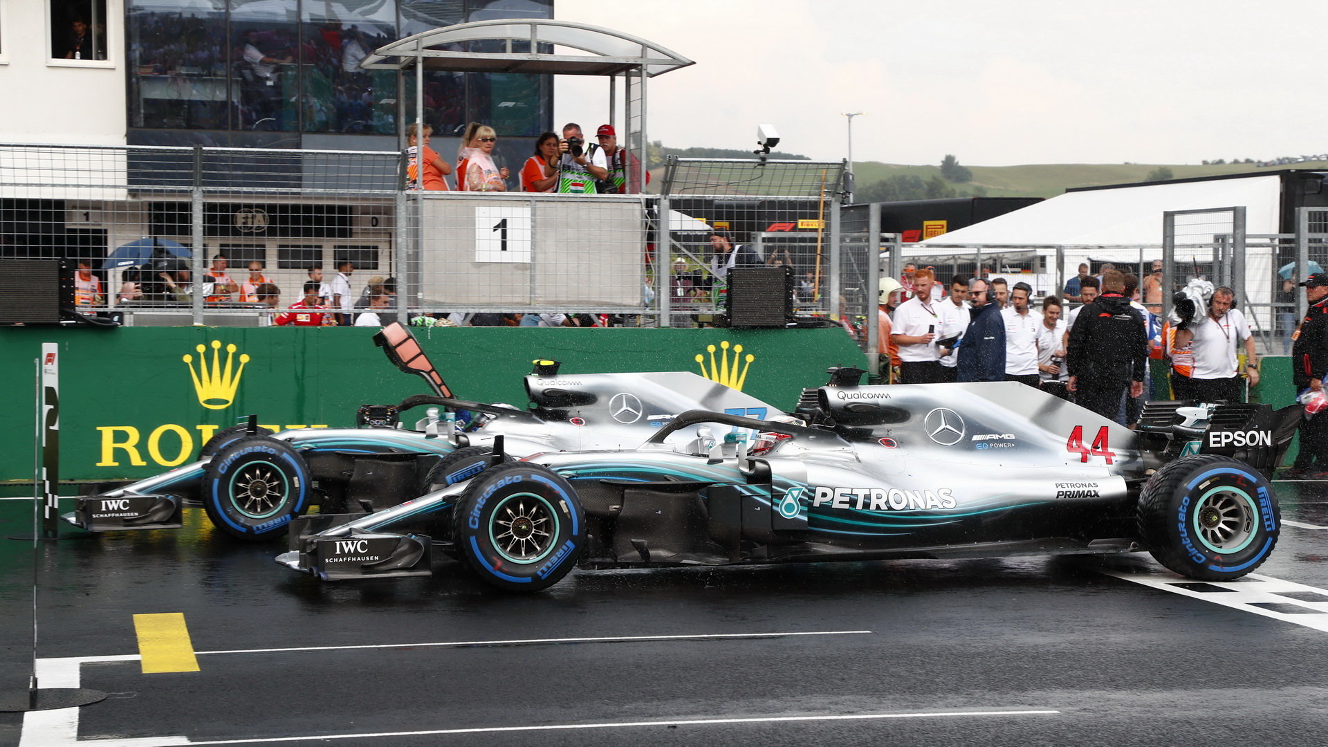 Lewis Hamilton a Valtteri Bottas byli nejrychlejší za deštivé kvalifikace v Maďarsku