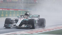 Lewis Hamilton s Mercedesem W09 za deště v Maďarsku