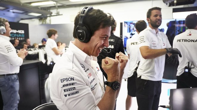 Toto Wolff se raduje z vítězství obou Mercedesů v kvalifikaci v Maďarsku
