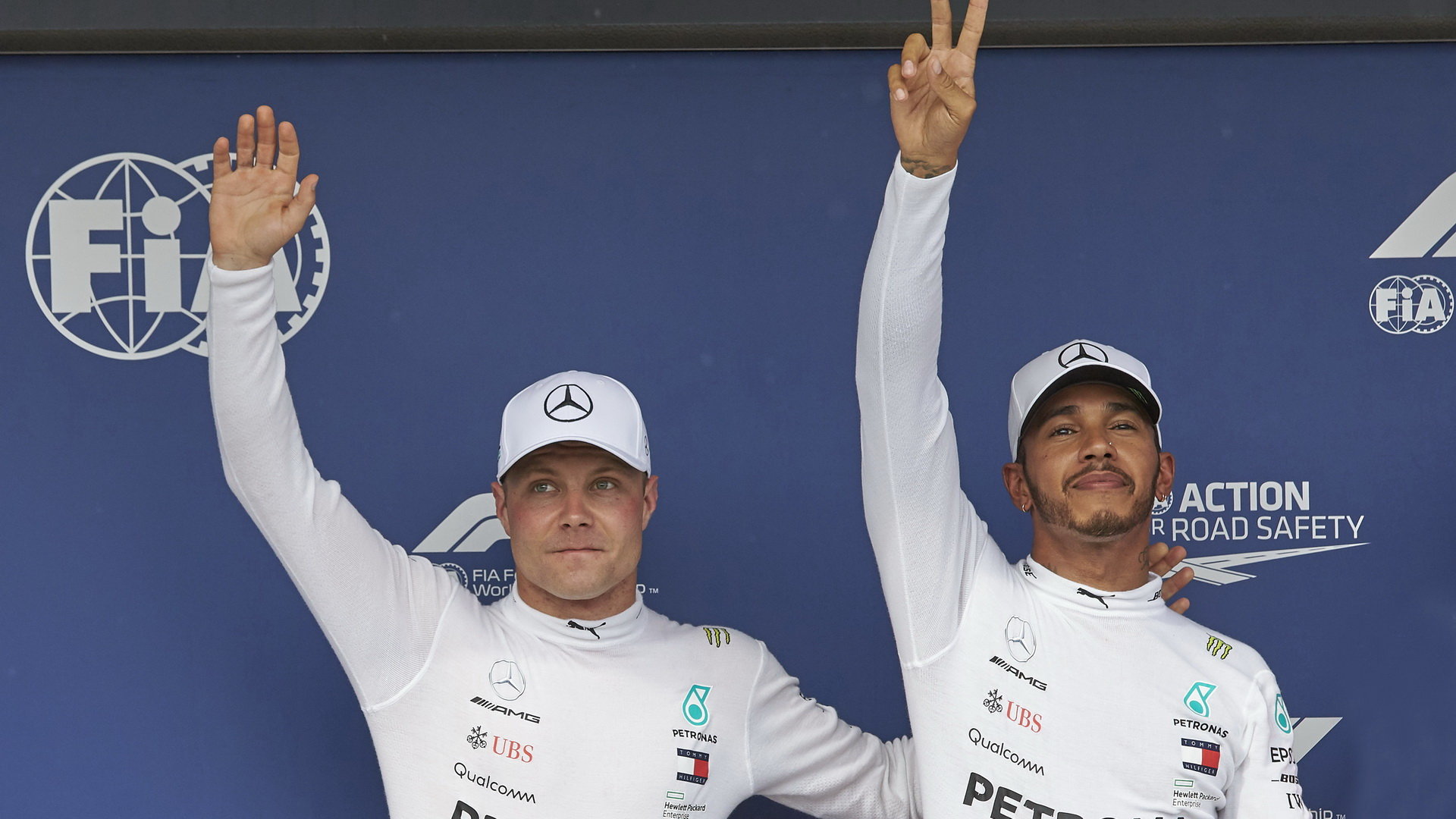 Lewis Hamilton a Valtteri Bottas po kvalifikaci v Maďarsku