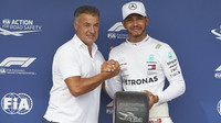 Lewis Hamilton se raduje z vítězství v kvalifikaci v Maďarsku