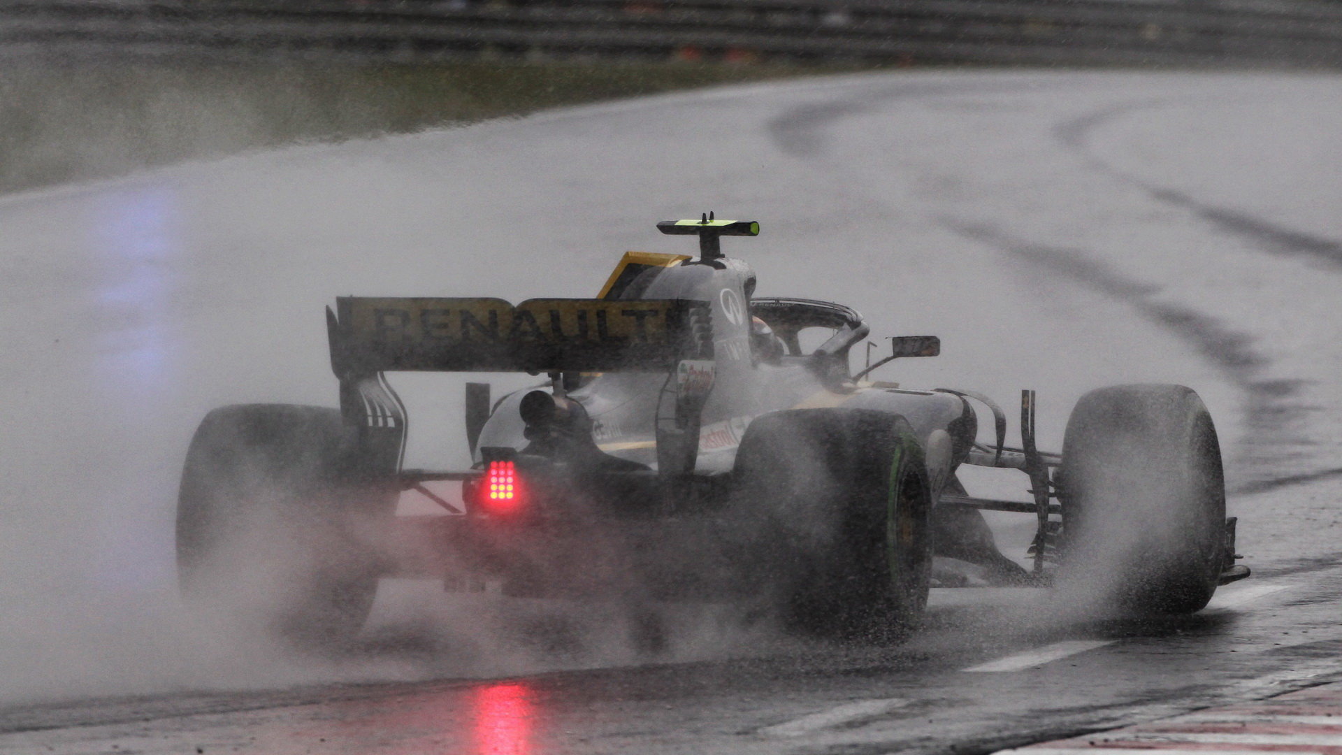 Carlos Sainz za deštivé kvalifikace v Maďarsku
