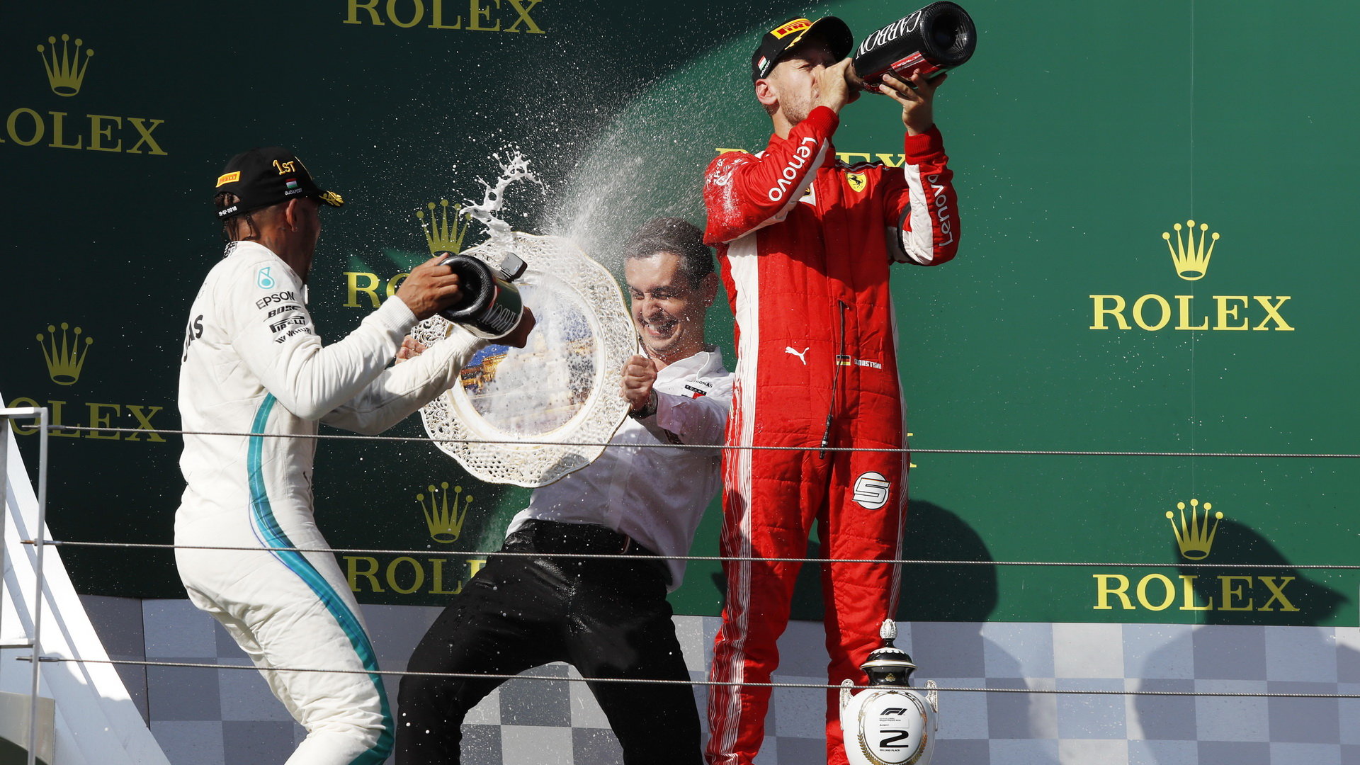 Radost na pódiu v Maďarsku, po startu z pole-position Vettel na vítězství šanci neměl