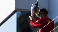 Sebastian Vettel se svou trofejí na pódiu po závodě v Maďarsku