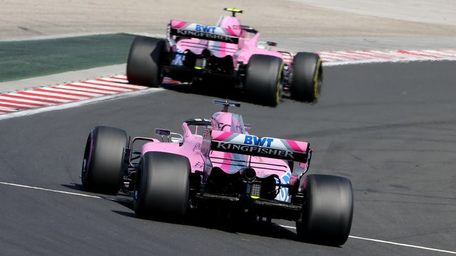 Oba vozy stáje Force India během posledního závodu v Maďarsku