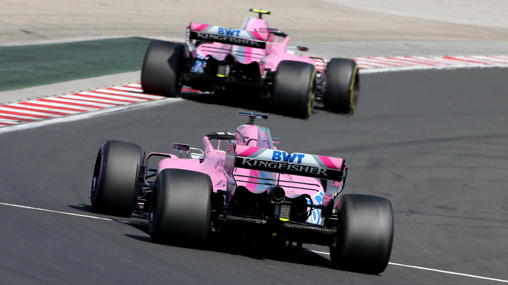 Oba vozy stáje Force India během posledního závodu v Maďarsku