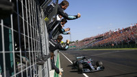 Lewis Hamilton v cíli závodu v Maďarsku