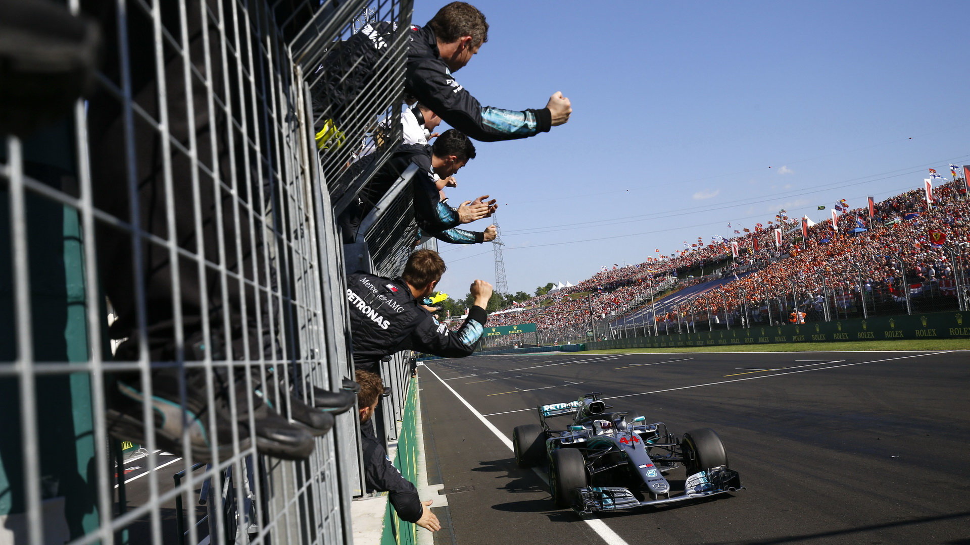 Hamilton projíždí cílem a Mercedes se raduje z vítězství na rozpáleném Hungaroringu