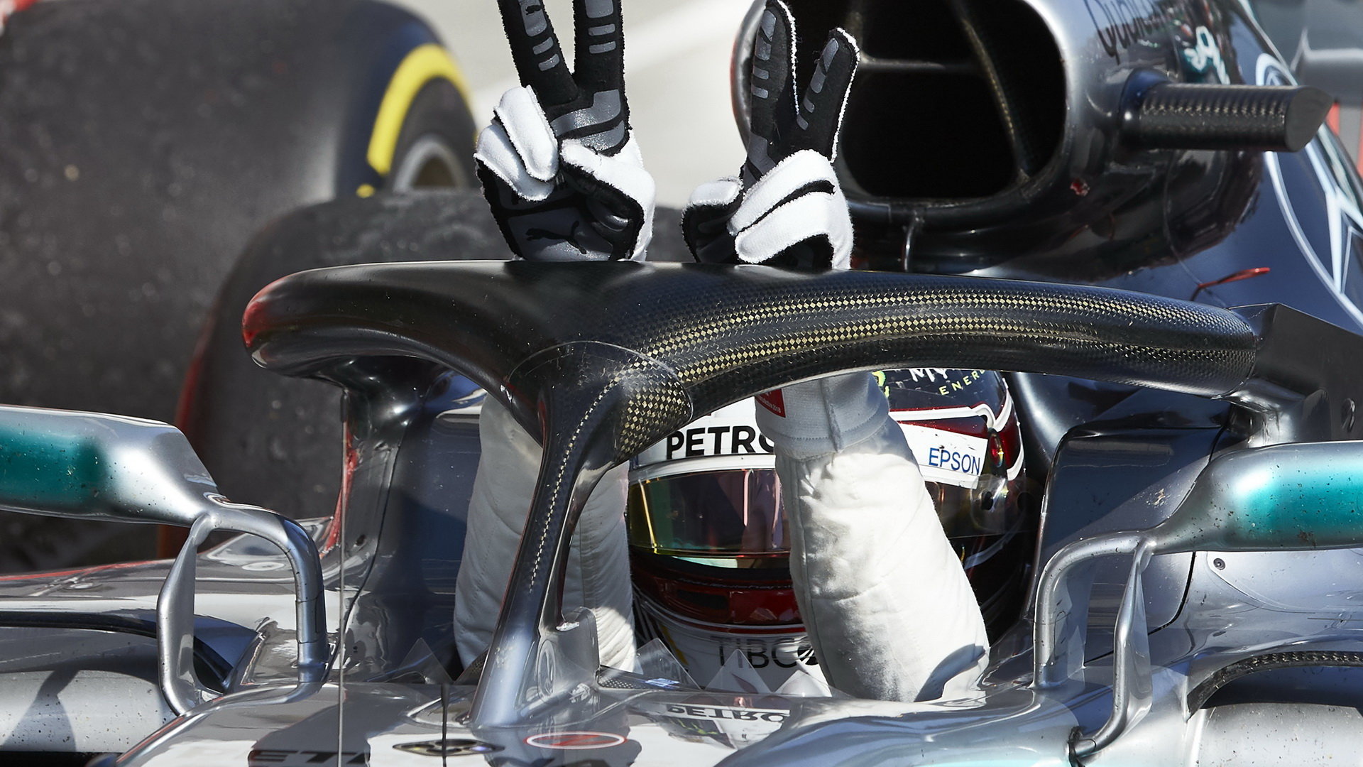 Lewis Hamilton se raduje z vítězství v závodě v Maďarsku