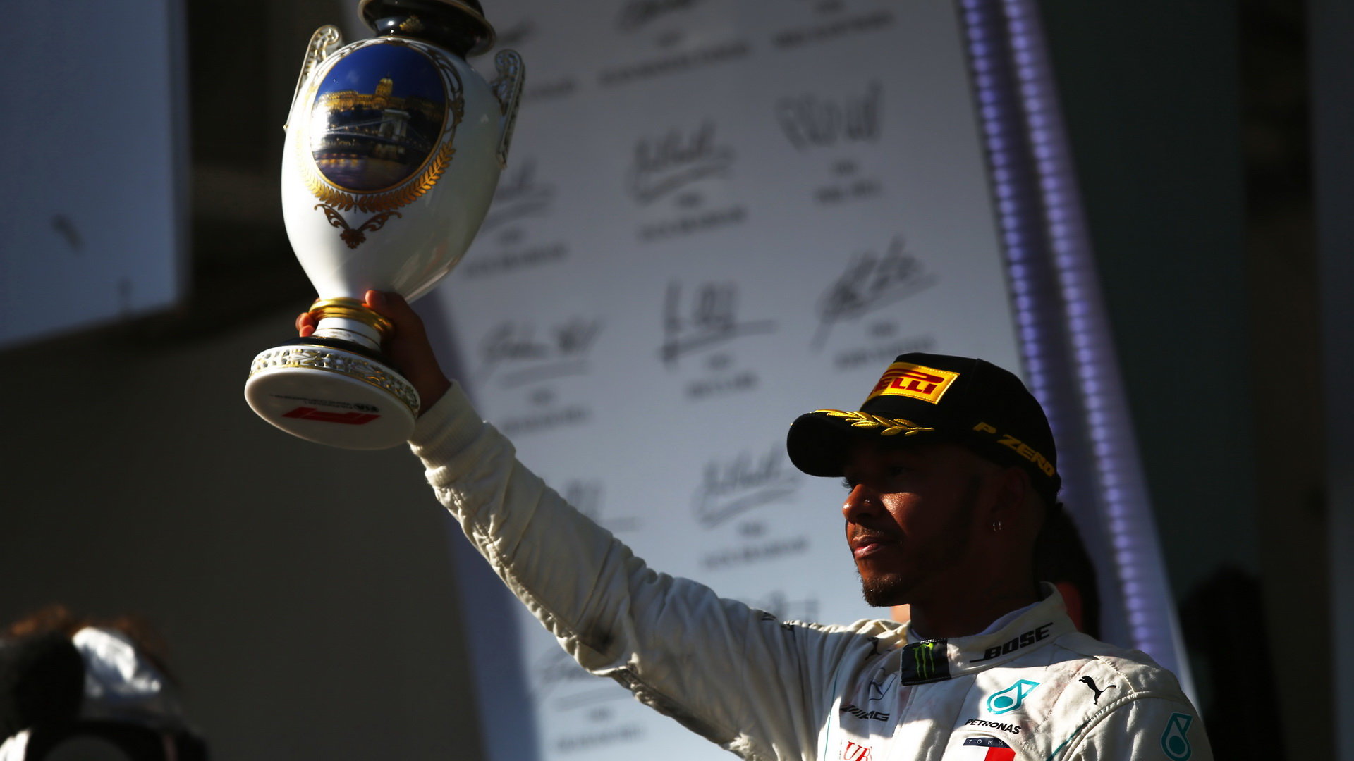 Lewis Hamilton se svou trofejí na pódiu po závodě v Maďarsku