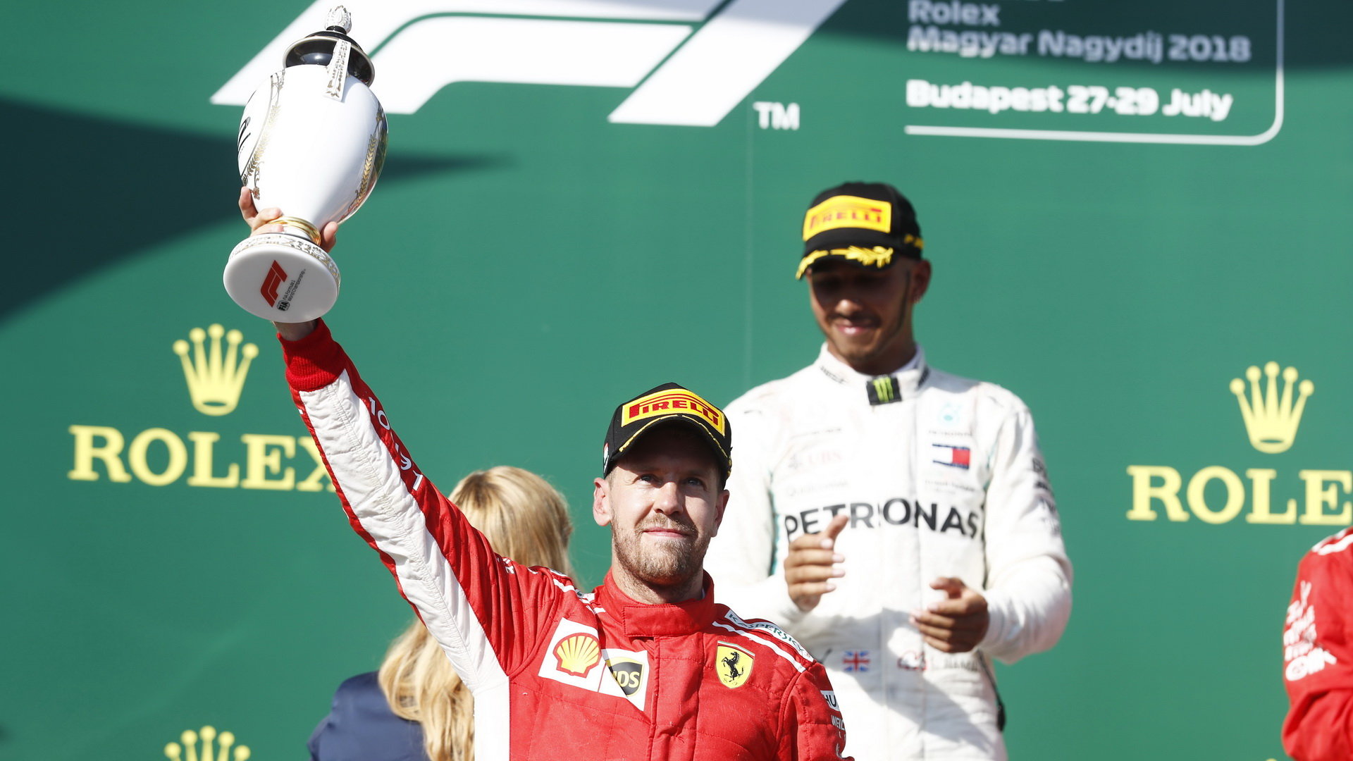 Sebastian Vettel se svou trofejí na pódiu po závodě v Maďarsku