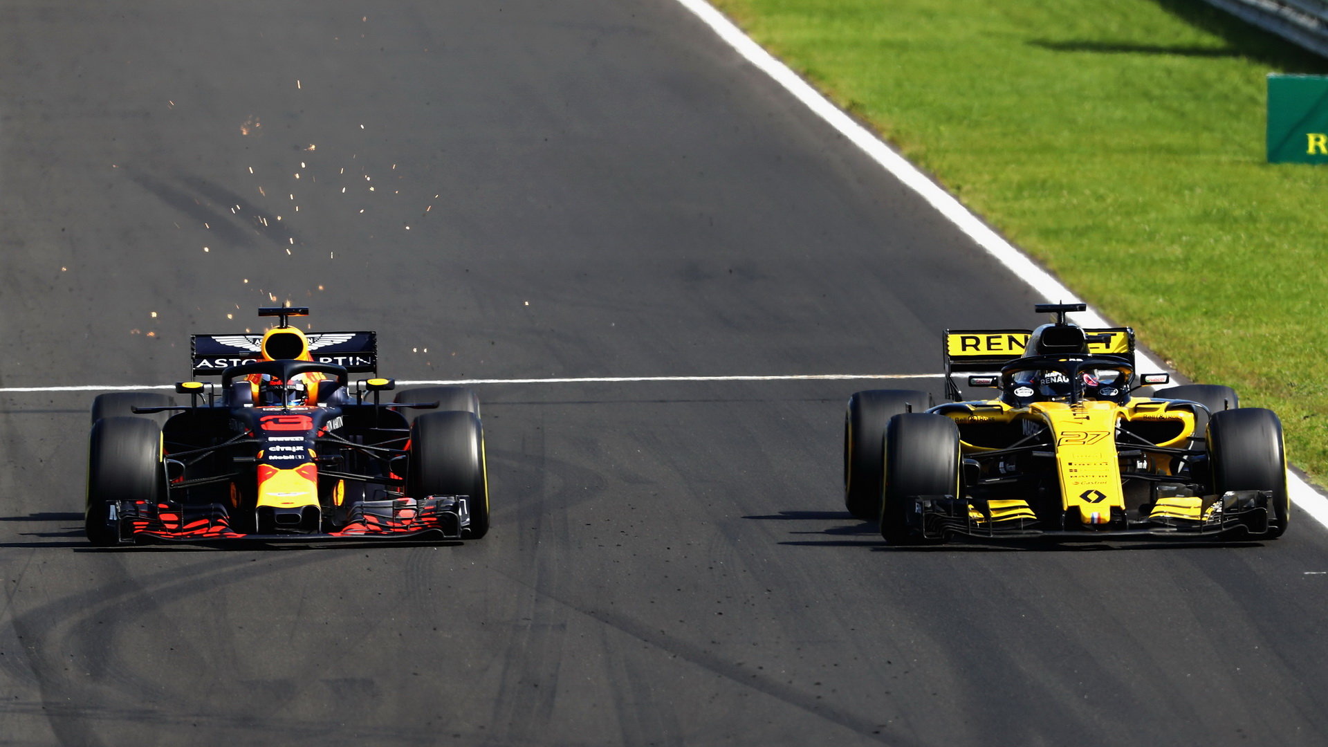 Daniel Ricciardo (vlevo) v souboji s Nicem Hülkenbergem na závodním okruhu