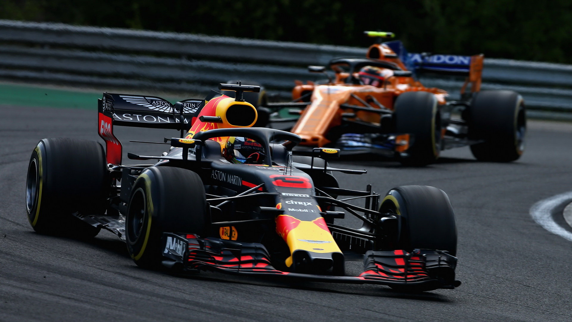 Daniel Ricciardo a Stoffel Vandoorne v závodě v Maďarsku