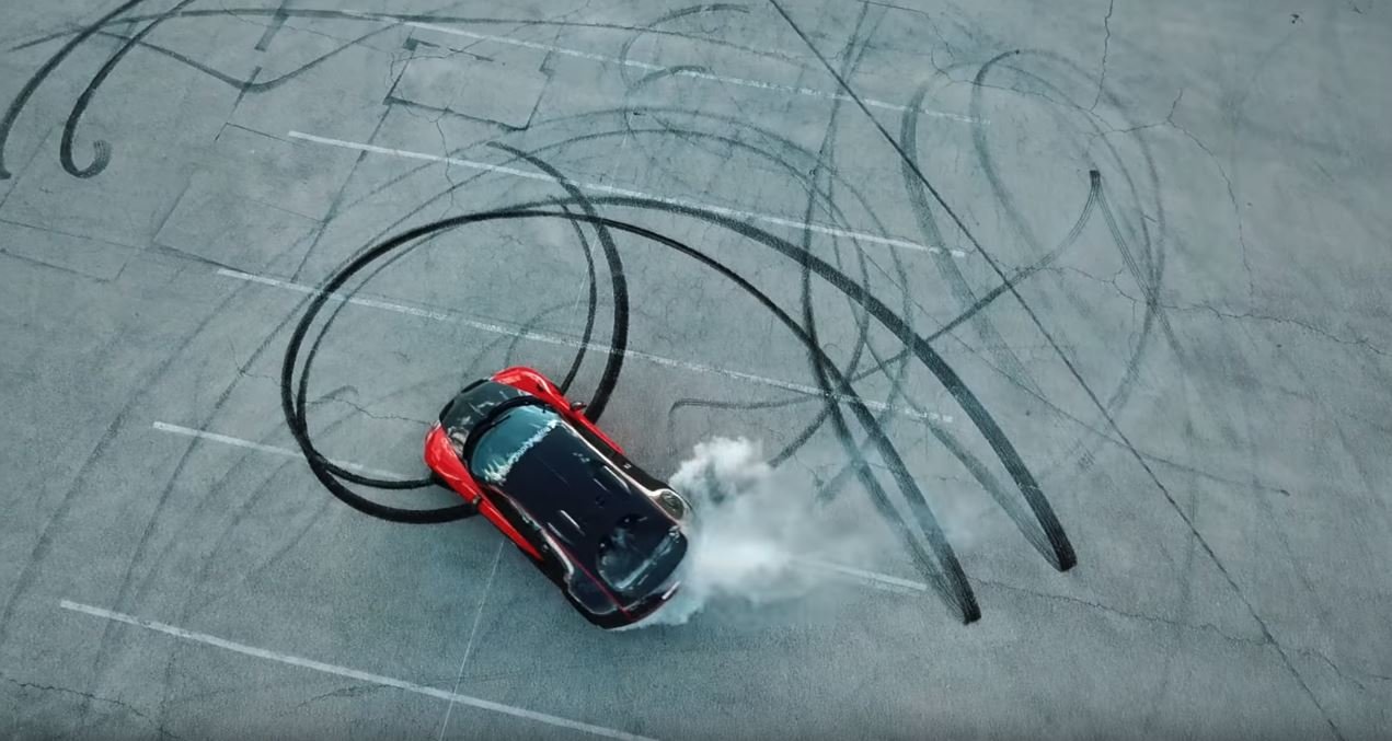 Bugatti Veyron s pohonem zadních kol pálí pneumatiky neskutečnou rychlostí