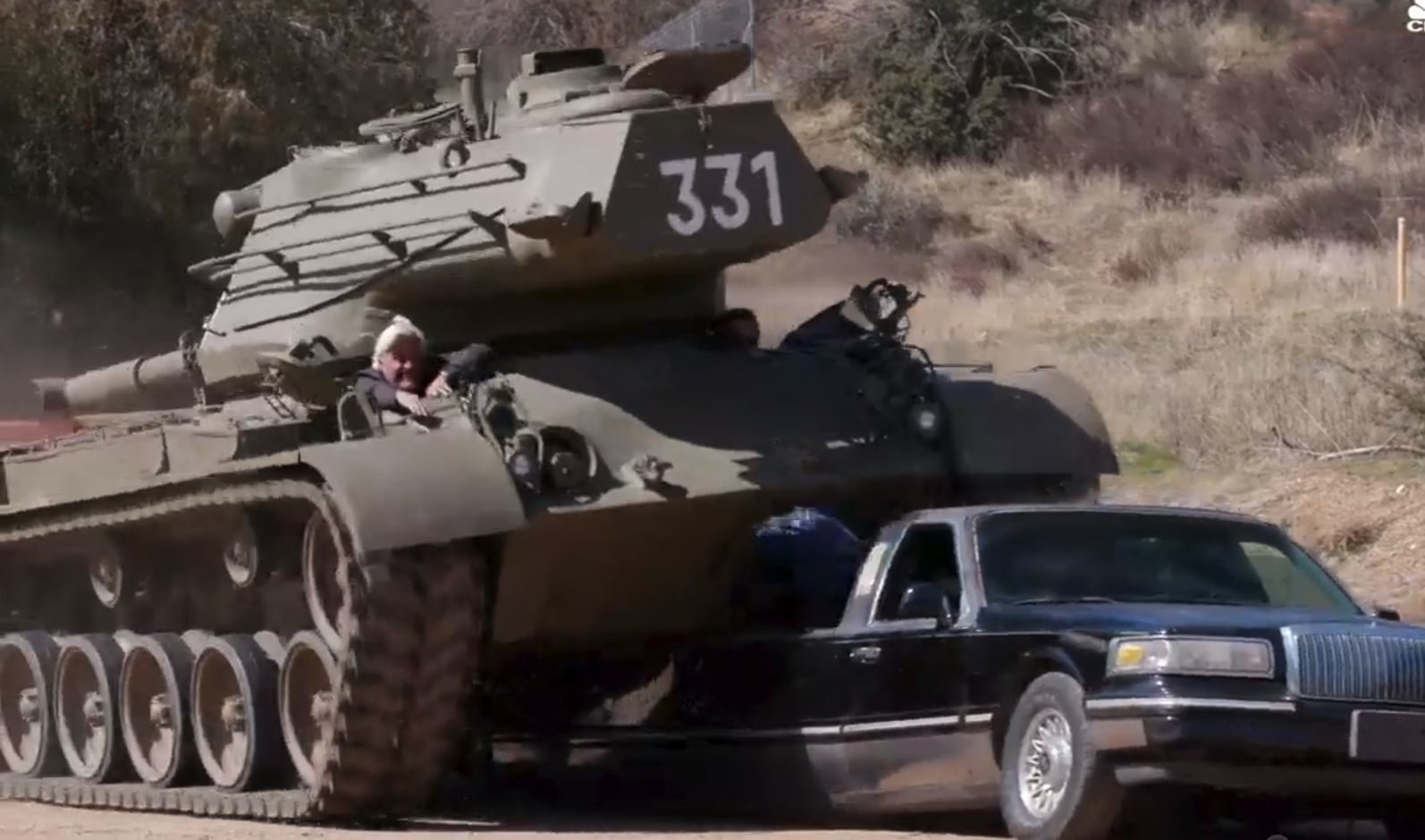 Arnold Schwarzenegger vyvezl svůj tank na ničivou projížďku, společníka mu dělal Jay Leno