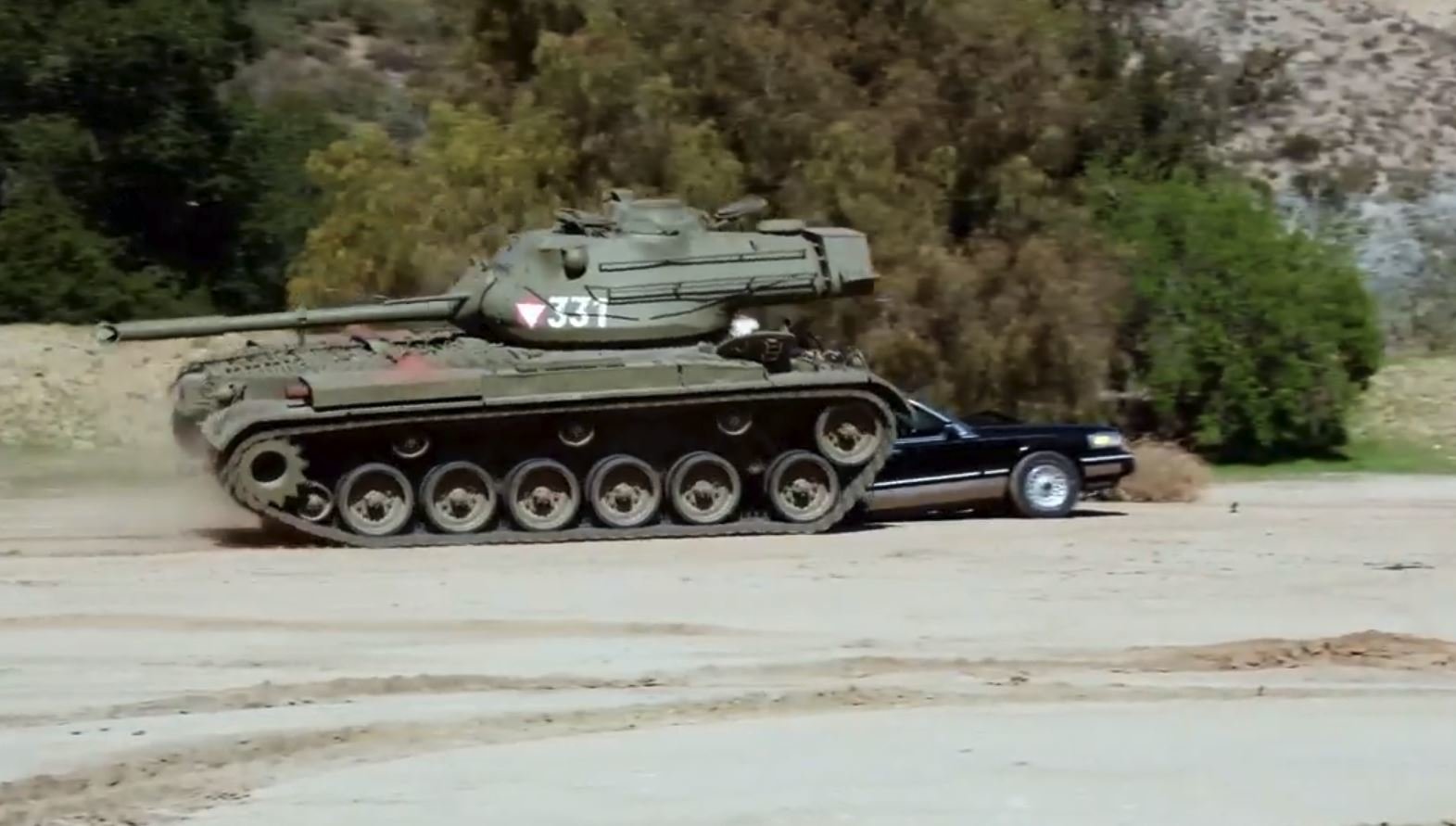 Arnold Schwarzenegger vyvezl svůj tank na ničivou projížďku, společníka mu dělal Jay Leno