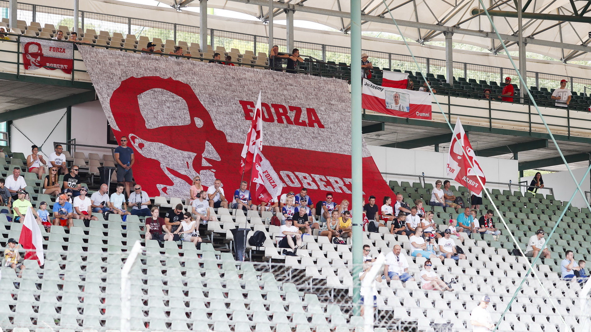 Věrní fanoušci Roberta Kubiia při sezónních testech v Maďarsku