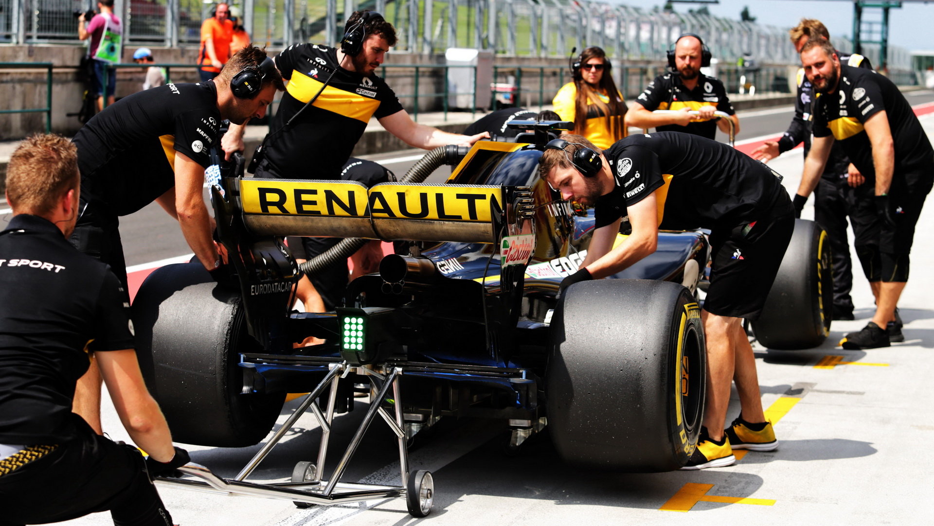 Red Bull díky nové verzi motoru v Monze získá 0,3 sekundy na kolo, Renault ani McLaren ji zatím nepoužije
