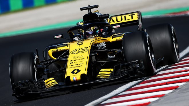 Renault během testování v Maďarsku před letní přestávkou
