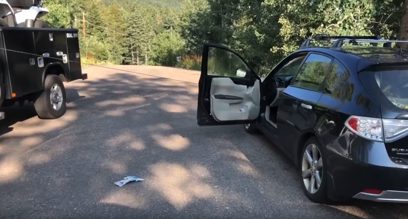 Medvěd uvězněný v Subaru po sobě zanechal pořádnou paseku
