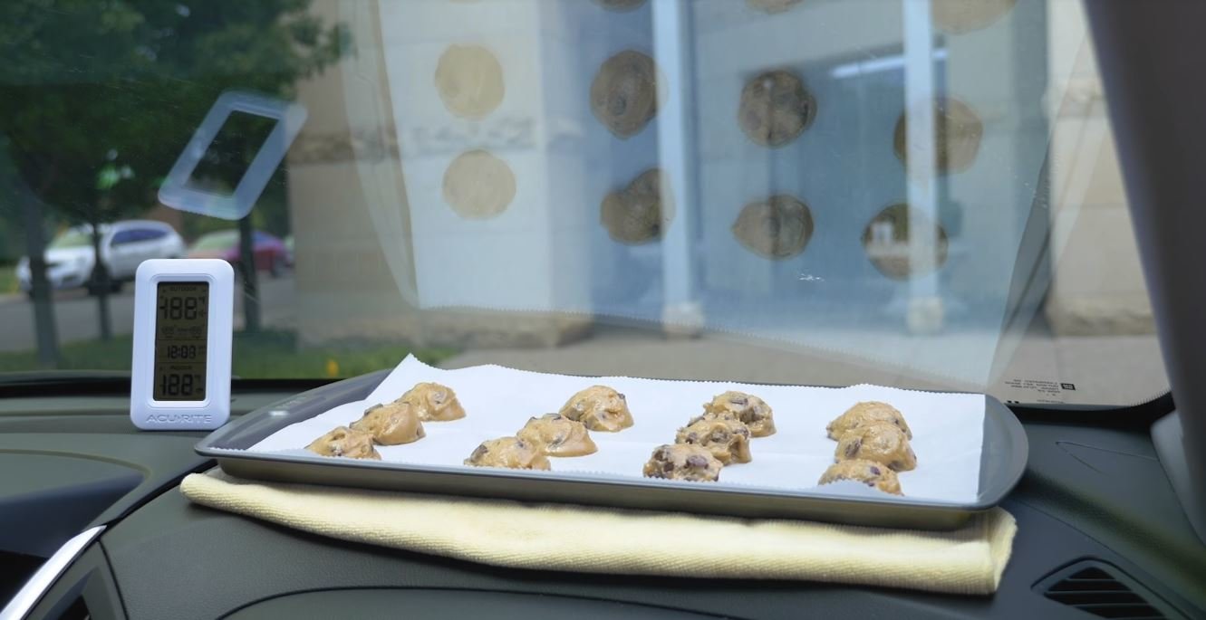 Experiment webu AutoBlog ověřoval, zda se dají za čelním sklem upéct domácí sušenky