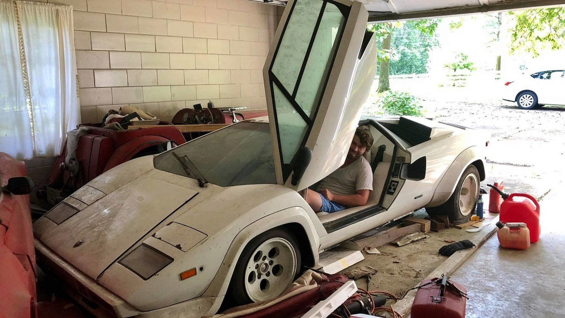 Vzácné Lamborghini Countach stojí přes 20 let ukryto v garáži spolu s dalšími skvosty