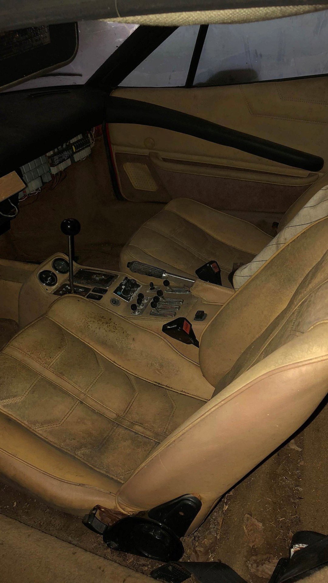Vzácné Lamborghini Countach stojí přes 20 let ukryto v garáži spolu s dalšími skvosty