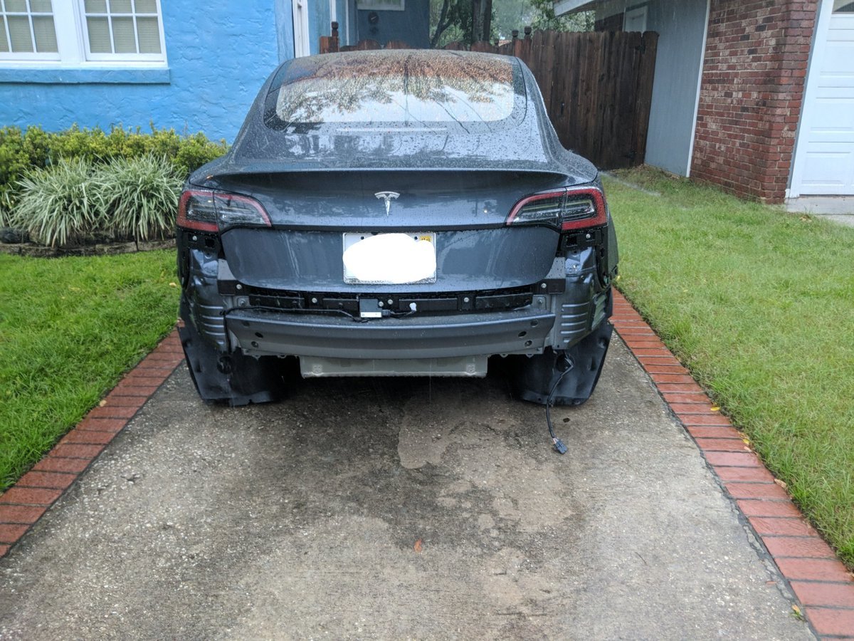 Tesla Model 3 ztrácí v dešti nárazník (Twitter/Benj1Franks)