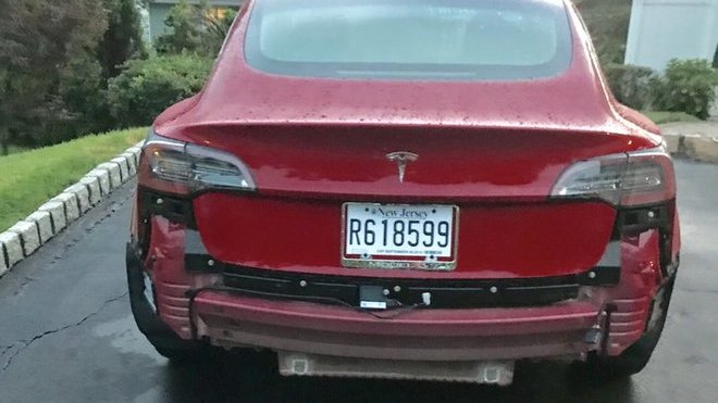 Tesla Model 3 ztrácí v dešti nárazník (Twitter/rithesh)