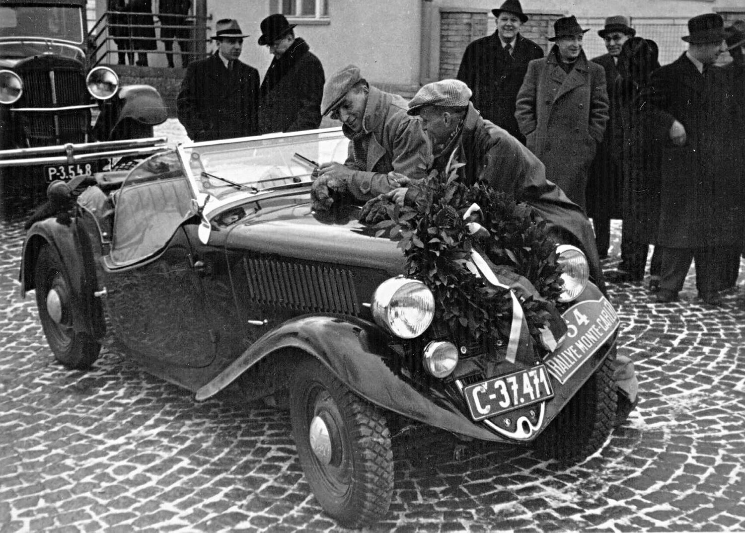 V lednu 1936 obsadila posádka Pohl - Hausman s roadsterem Škoda Popular Sport na Rallye Monte Carlo druhé místo ve třídě do 1500 cm3 .