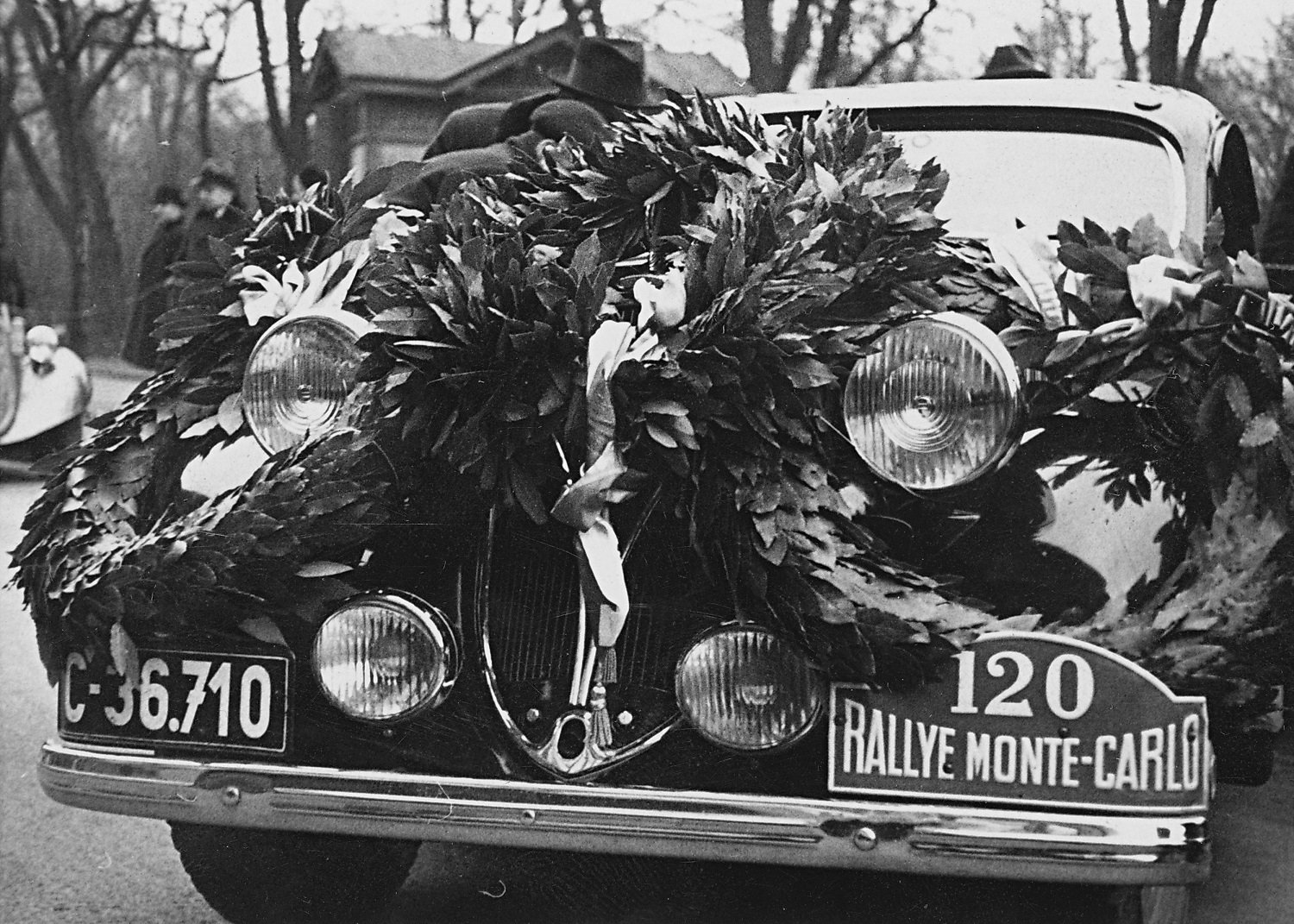 Na Rallye Monte Carlo 1937 startovalo kupé Škoda Rapid. Umístilo se čtvrté ve třídě do 1500 cm3 . Snímek z přivítání u pražského Autoklubu.