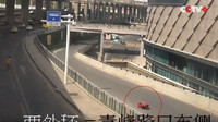 Čínský nadšenec si sestrojil oblek vybavený kolečky a elektromotorem, se kterým se vydal do hustého městského provozu