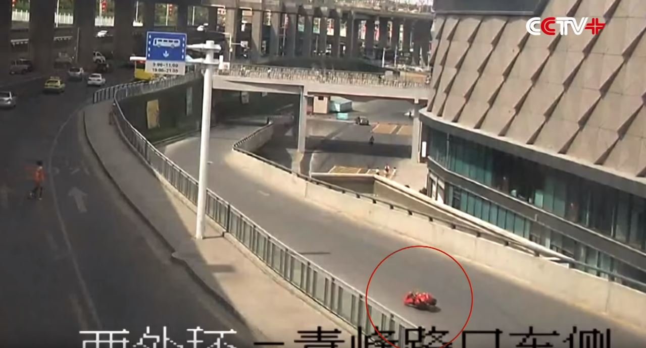 Čínský nadšenec si sestrojil oblek vybavený kolečky a elektromotorem, se kterým se vydal do hustého městského provozu