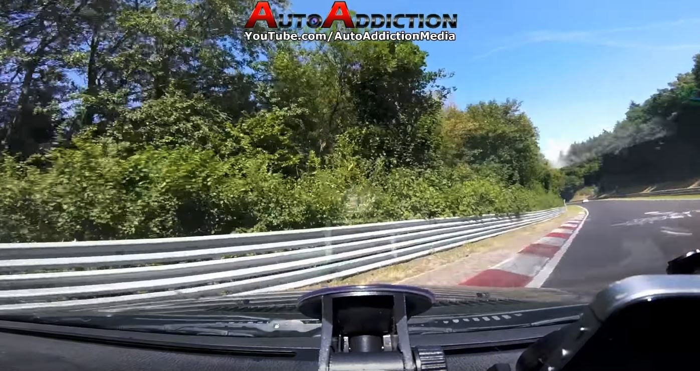 Děsivé video ukazuje jednoho z mnoha rizik jízdy na Nürburgringu. V tomto případě naštěstí došlo jen na pomačkané plech