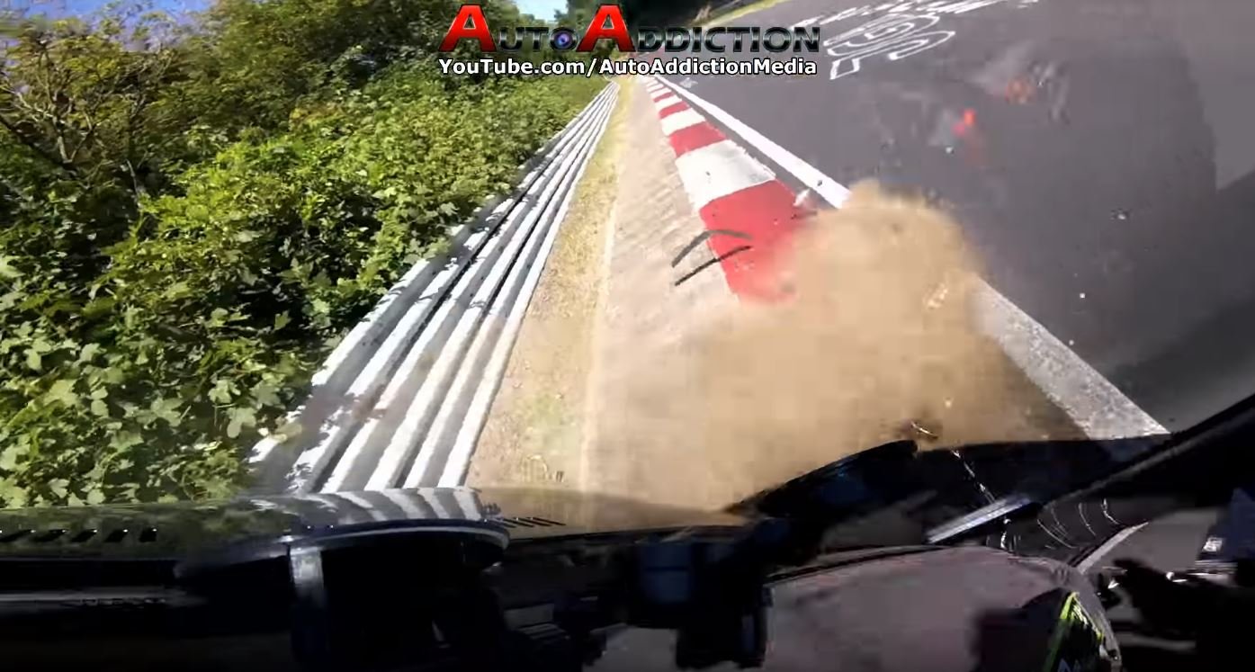 Děsivé video ukazuje jednoho z mnoha rizik jízdy na Nürburgringu. V tomto případě naštěstí došlo jen na pomačkané plech