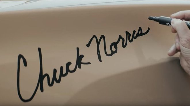 Podpis Chucka Norrise udělal z obyčejné Toyoty Tacoma akčního hrdinu