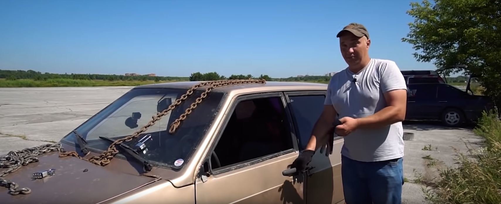 Ruský YouTuber z kanálu Garage 54 vyzkoušel možnosti zabezpečení auta pomocí řetězu