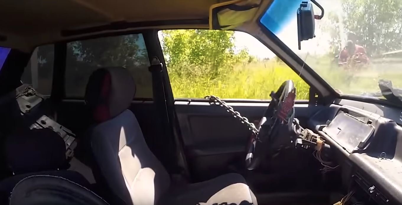 Ruský YouTuber z kanálu Garage 54 vyzkoušel možnosti zabezpečení auta pomocí řetězu