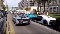 Ulice Cannes připomínají výstavu prémiových automobilů