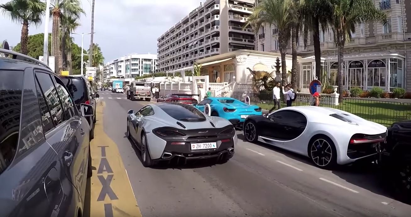 Ulice Cannes připomínají výstavu prémiových automobilů
