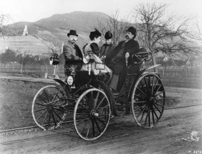 Bertha Benz s manželem Karlem, dcerou Karlou a Fritzem Heldem na projížďce v Benz Victoria okolo roku 1894