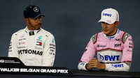 Lewis Hamilotn a Esteban Ocon na tiskovce po kvalifikaci v Belgii