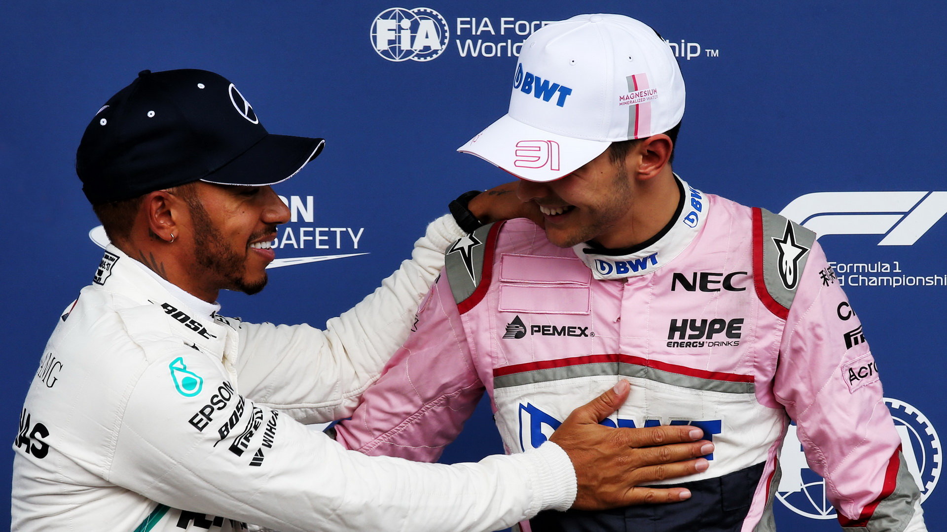 Lewis Hamilton a Esteban Ocon po úspěšné kvalifikaci v Belgii