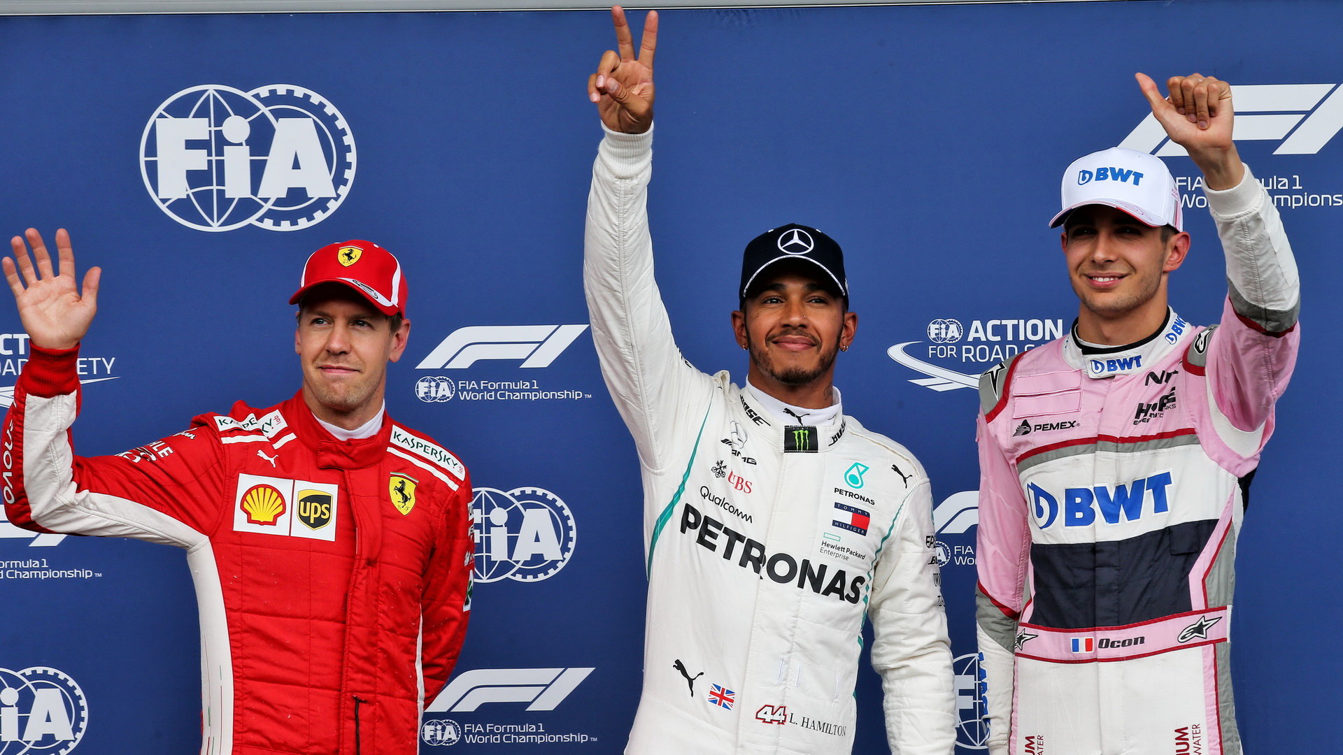 Sebastian Vettel, Lewis Hamilton a Esteban Ocon po kvalifikaci v Belgii