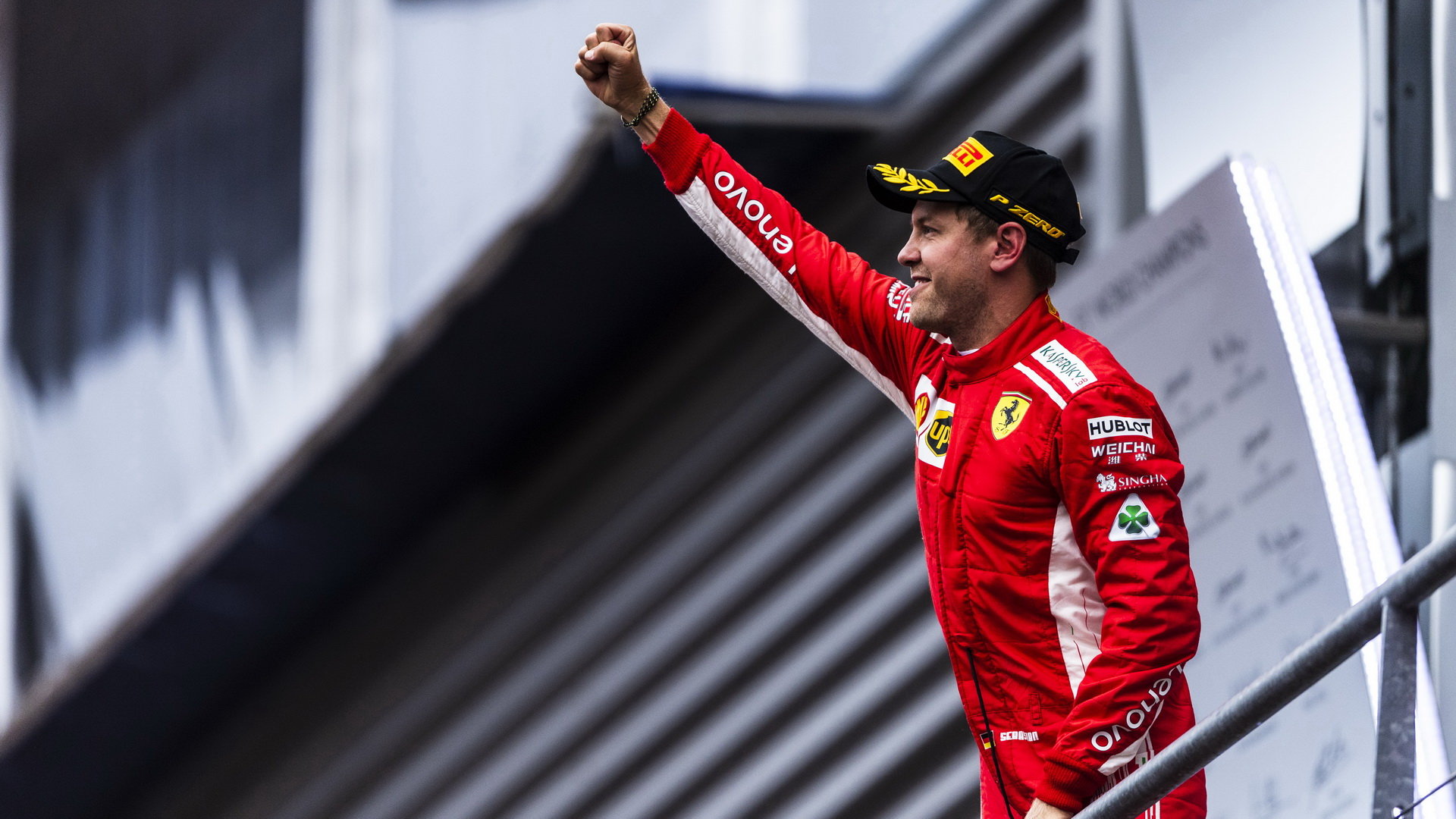 Sebastian Vettel se raduje z vítězství po závodě v Belgii